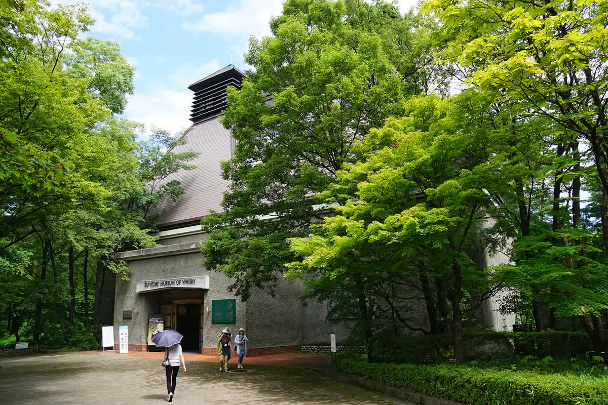 新緑の中の蒸溜所の建物
