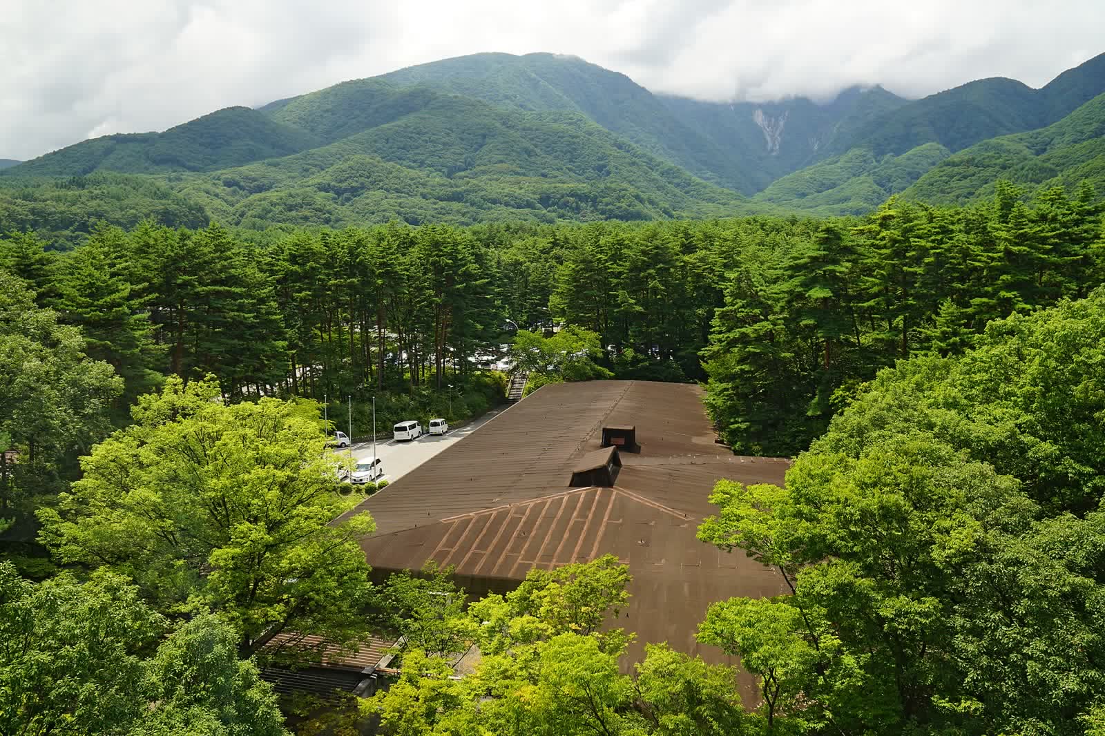 森に囲まれた白州蒸溜所を上から